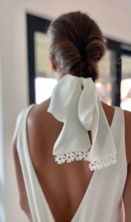 Jasmin Blommaert trouwkleed accessoires sjaal